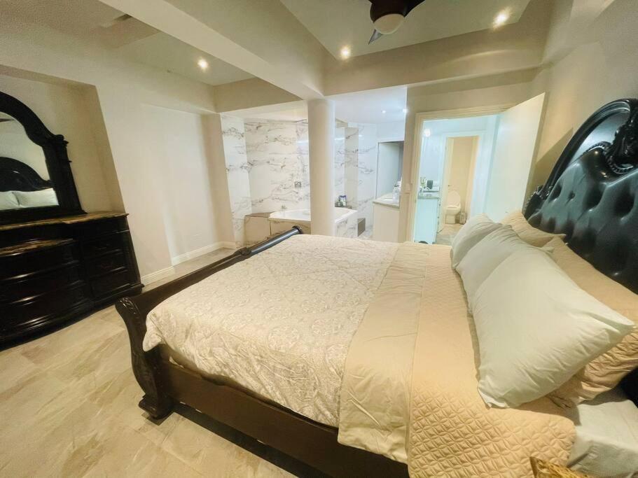 Triton'S Playhouse Beachfront Primo Tapia Екстер'єр фото