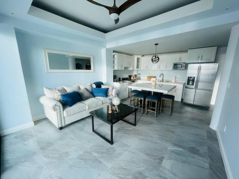 Triton'S Playhouse Beachfront Primo Tapia Екстер'єр фото